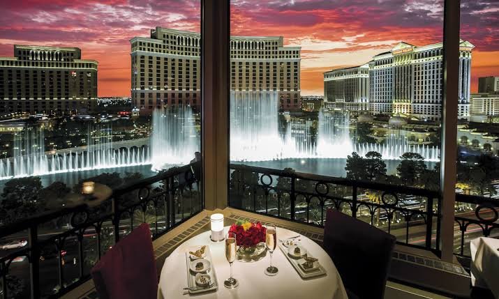 eiffel tower restaurant view